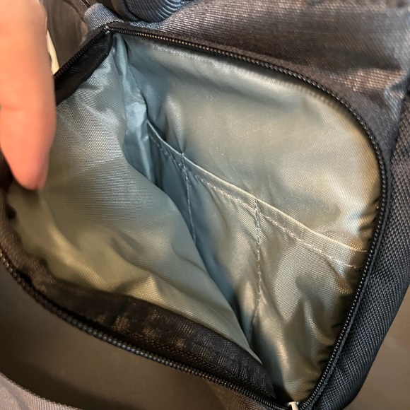 Thule Laptop Travel Bag with many pockets - Picture 4 of 8